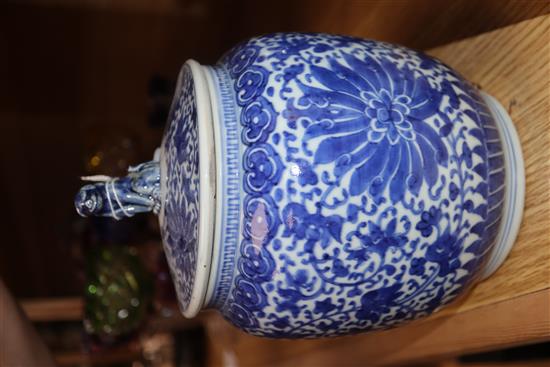 A pair of Chinese blue and white jars and covers, 19th century height 20cm